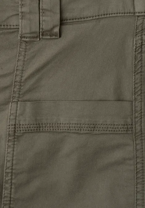 Nahaufnahme einer olivgrünen Stoffhose mit sichtbarer Gürtelschlaufe, Taschenöffnung und dekorativen Nähten.