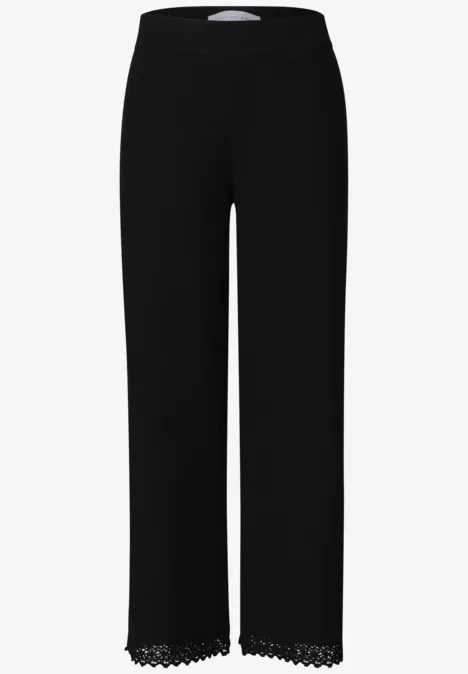Wide Leg Hose mit Crochet-Detail Black Schwarze Damenhose mit geradem Bein und filigranem Spitzensaum am Saum.