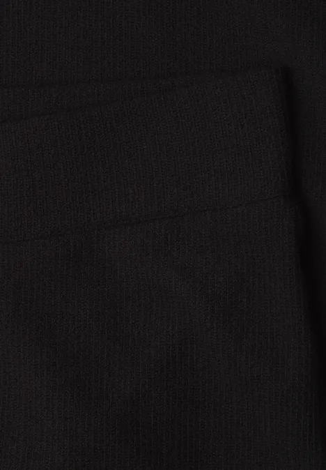 Wide Leg Hose mit Crochet-Detail Black Makroaufnahme schwarzer, gerippter Stoffoberfläche mit angedeuteter Tasche