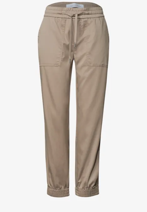 Slim Leg Joggpants in Cupro-Touch-Qualität dark stone sand Beige Damenhose mit Tunnelzugbund, seitlichen Eingrifftaschen und elastischen Bündchen an den Beinen.