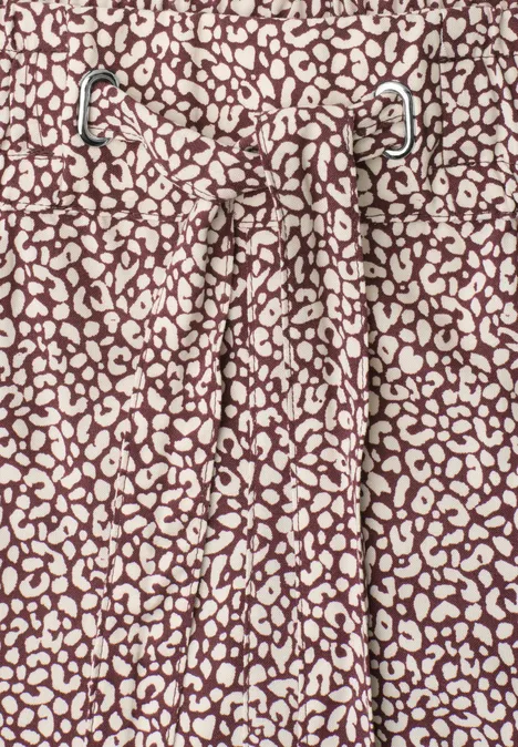 Leichtes Kleid mit gebundener Taille und weiß-bordeauxfarbigem Leopardenmuster.