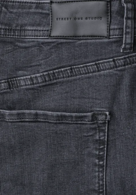 High Waist Barrel Leg Jeans im Loose Fit steel grey net washed Nahaufnahme einer dunklen Jeans mit Gesäßstasche und Lederlabel STREET ONE STUDIO.