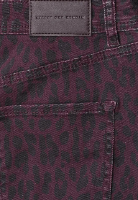 High Waist Barrel Leg Jeans mit Leo-Print burgundi printed wash Nahaufnahme eines violett-roten Jeansstoffs mit schwarzen Leopardenflecken und einer Tasche.