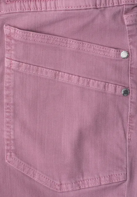 Nahaufnahme einer rosa Jeans-Tasche mit Münztasche und Metallnieten