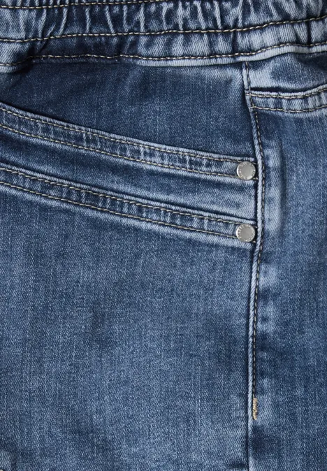 Nahaufnahme einer blauen Jeans mit Tasche und Nieten.