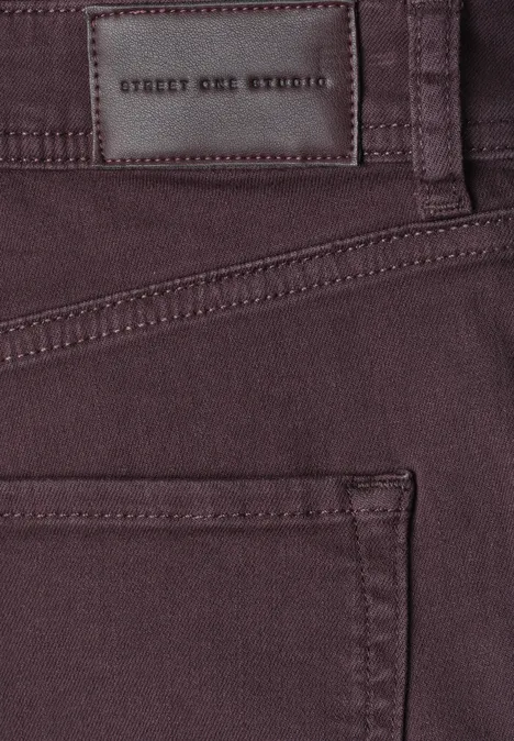 High Waist Barrel Leg Jeans w stylu Loose Fit burgundi color washed Zbliżenie na ciemnofioletowe spodnie z brązową skórzaną metką 'STREET ONE STUDIO' nad tylną kieszenią