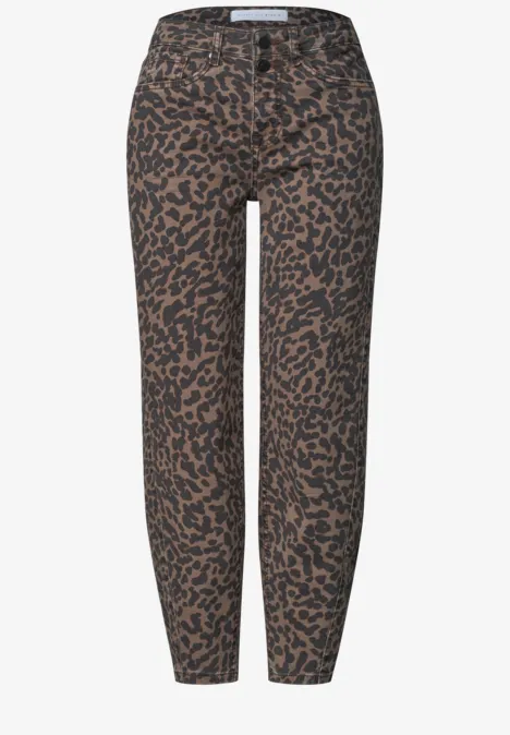 Pantalon femme marron à imprimé léopard, coupe slim, taille basse et fermeture boutonnée.