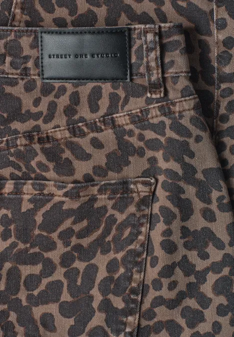 Gros plan d'un pantalon marron à imprimé léopard avec poche.