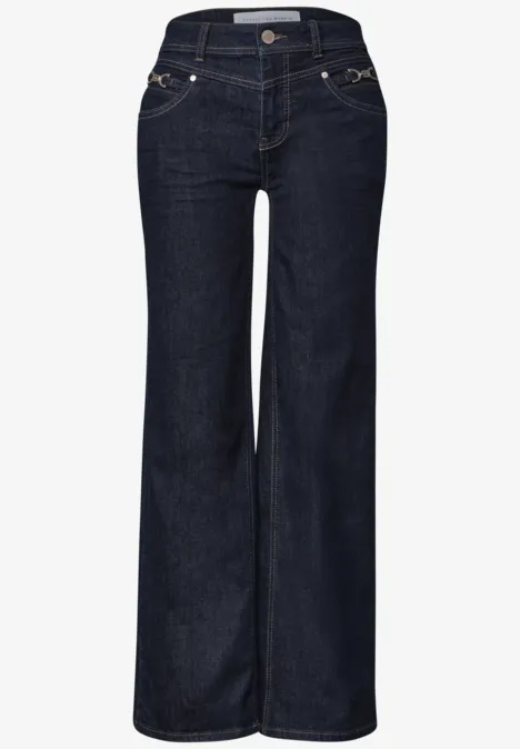 Jean bleu foncé à coupe évasée, 5 poches et taille haute.