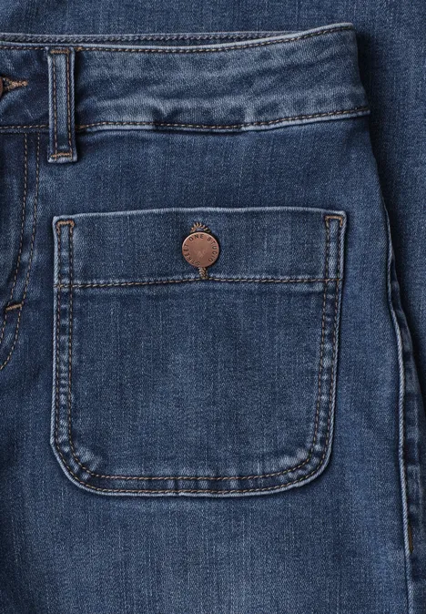 Mid Waist Wide Leg Jeans im Loose Fit authentic mid blue wash Nahaufnahme einer blauen Jeanshose mit aufgesetzter Tasche und Knopf.
