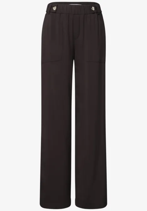 Pantalon noir droit à jambes larges, taille haute, poches plaquées latérales et boutons décoratifs.