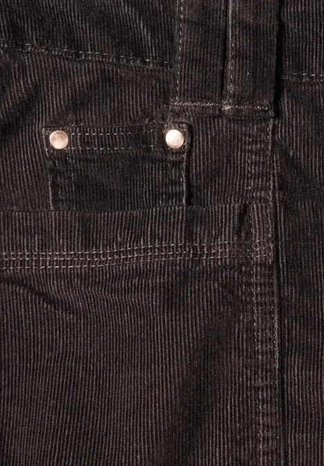 Nahaufnahme eines schwarzen Corduroy-Stoffs mit Hosentasche und Gürtelschlaufe.