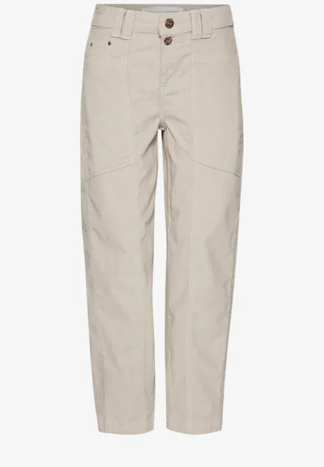 Pantalon beige taille haute avec deux boutons, passants pour ceinture et jambes légèrement fuselées