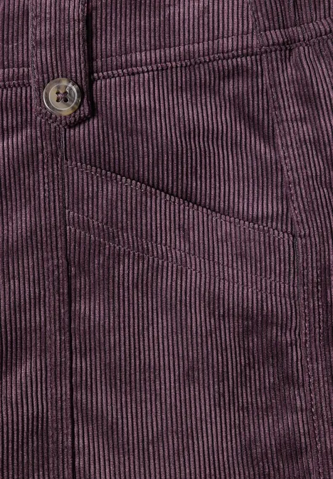 Pantalon en velours côtelé violet foncé, fines côtes, poche latérale et bouton.