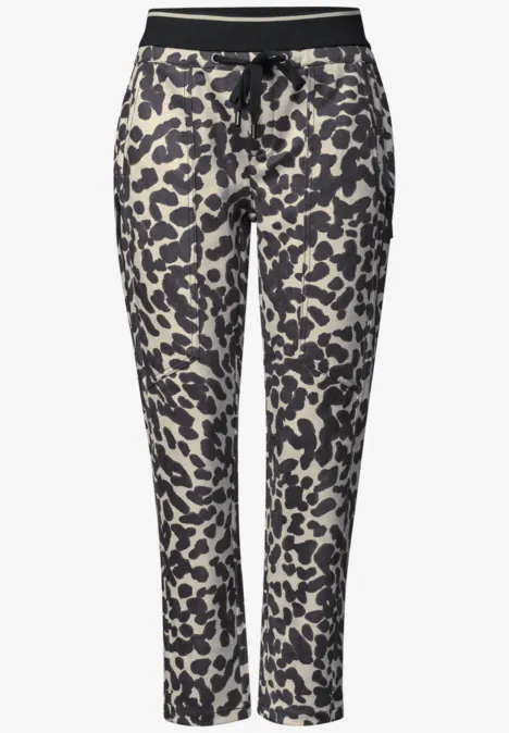 Bequeme Hose mit Leopardenmuster, schwarzem Bund und Kordel, schlanker Schnitt.