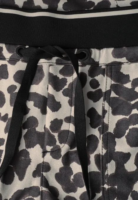Graue Hose mit schwarzem Leopardenmuster und elastischem Bund mit Kordelzug.