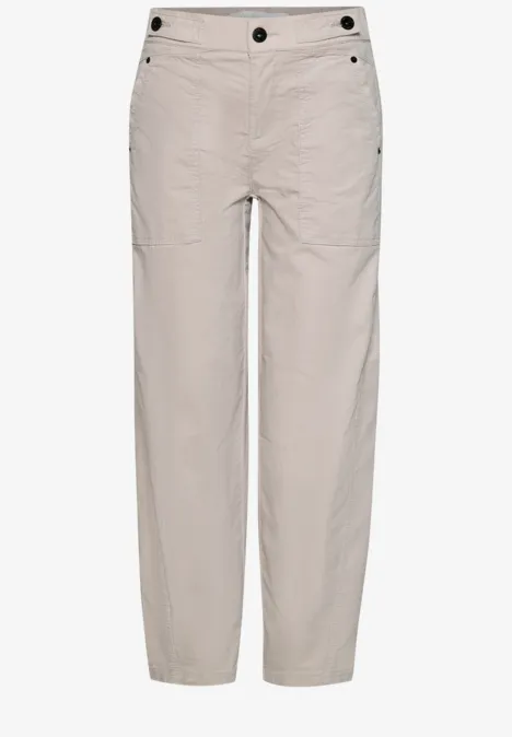 Beige Freizeithose mit geradem Schnitt, Knopfverschluss und dezenten Eingrifftaschen.