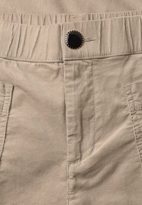 Mid Waist Wide Leg Broek – Casual Fit biscuit sand Beige Cordhose mit elastischem Bund, sichtbarem Knopf und seitlichen Eingrifftaschen.