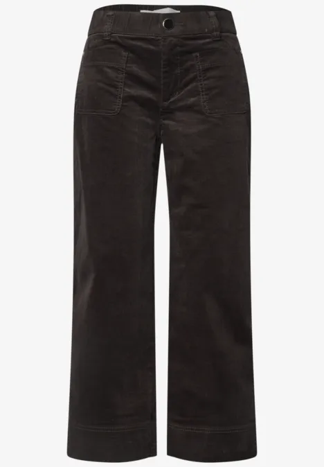 Dunkelbraune Cordhose mit hohem Bund und weitem Bein.