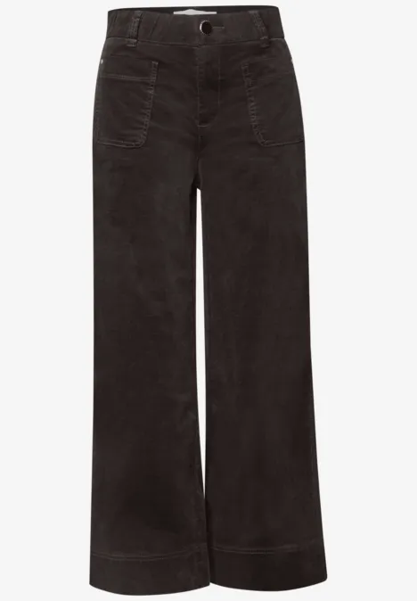 Schwarze Cordhose mit weitem Bein, hoher Taille und abgesteppten Taschendetails.
