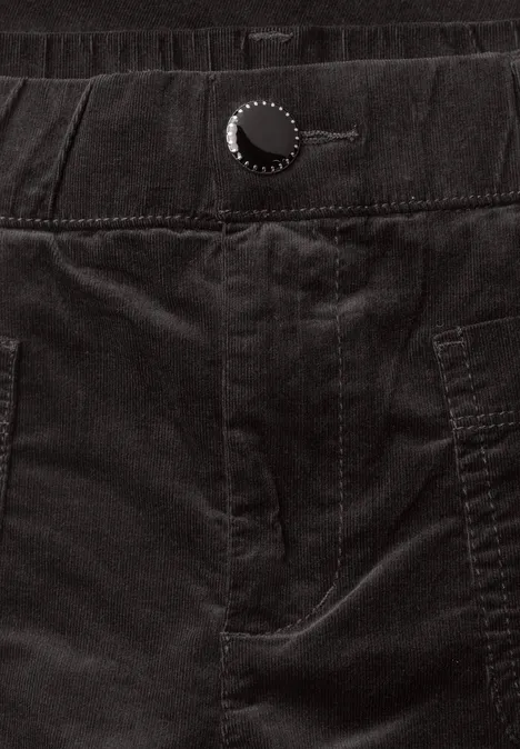 Schwarze Cordhose mit Knopfverschluss und seitlicher Tasche.