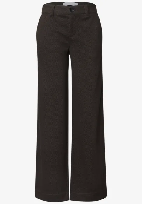 Pantalon ample femme marron foncé avec taille haute et jambes larges en tissu léger.