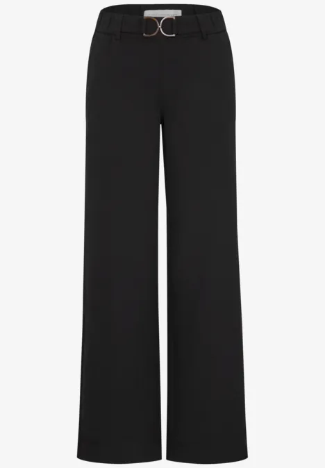 Schwarze, weite Hose mit hohem Bund und schmalem Gürtel.