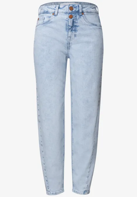 Helle, hoch taillierte Mom-Jeans in Hellblau mit schmal zulaufenden Beinen und Knopfleiste.