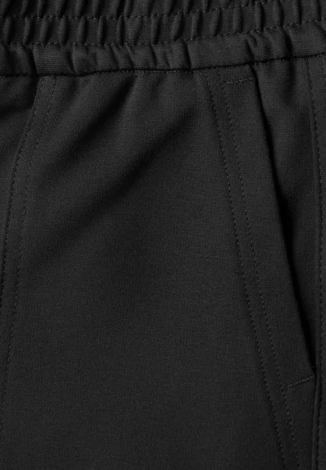 Nahaufnahme einer schwarzen Sporthose mit elastischem Bund und seitlicher Tasche