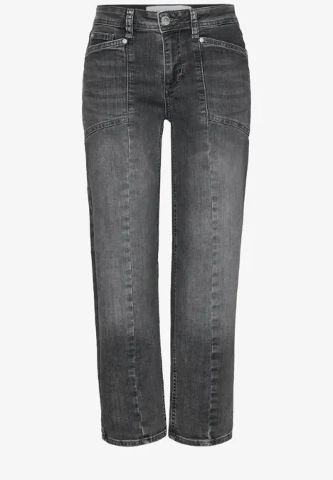 Schwarze Jeans mit geradem Schnitt und leichter Used-Optik, klassische Five-Pocket-Form.