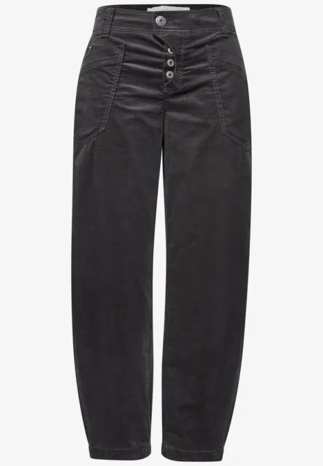 Zwarte ribfluwelen broek met hoge taille, knoopsluiting, subtiele plooien en een losse, rechte pasvorm.