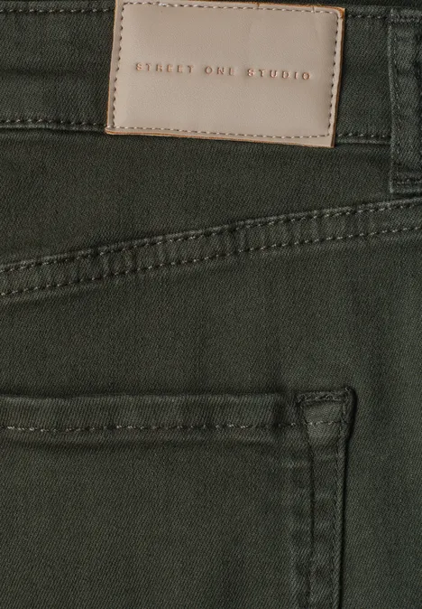 Rückansicht einer dunkelgrünen Hose mit Gesäßtasche und beigem Label 'STYLE & CO STUDIO' am Bund.
