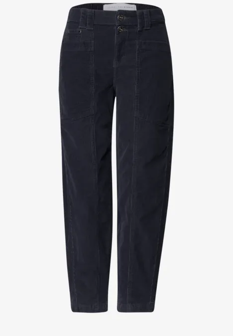 Dunkle Cordhose in geradem Schnitt mit hohem Bund und seitlichen Taschen.