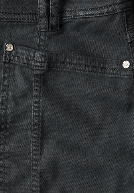 Schwarzer Jeansstoff mit Gürtelschlaufe, Naht und Metallnieten