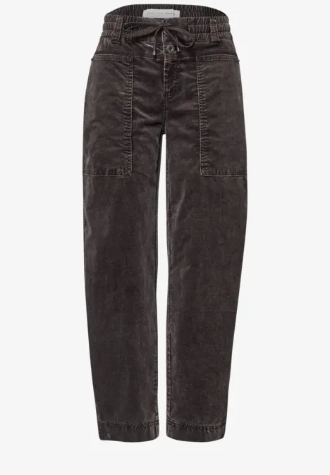 Mid Waist Barrel Leg Hose im Loose Fit charred brown Dunkelbraune Cordhose mit hohem Bund, Kordelzug und geradem Schnitt.