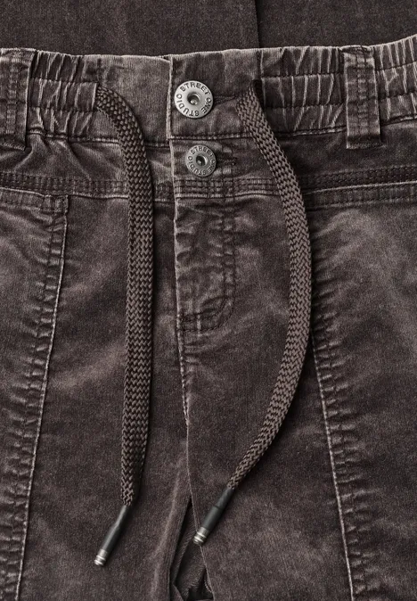 Mid Waist Barrel Leg Hose im Loose Fit charred brown Schwarze Cordhose mit Kordelzug, Bundfalten und Knopfverschluss.