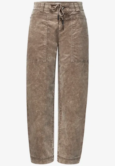 Mid Waist Barrel Leg Hose im Loose Fit henna brown Braune Cordhose mit hohem Bund, weitem Schnitt und Kordelzug.