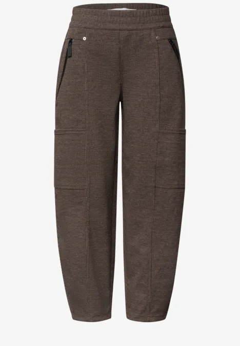 Braune Jogginghose mit elastischem Bund und seitlichen Reißverschlusstaschen aus weichem Stoff.