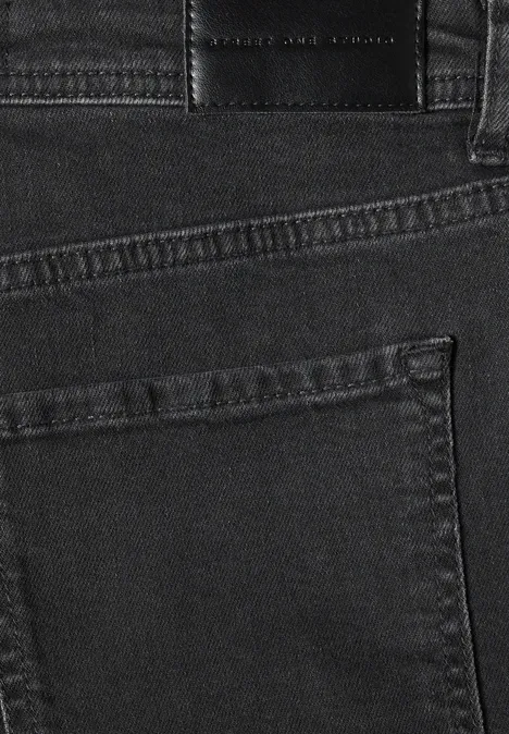 Relaxed Barrel Leg Leg Jeans im Loose Fit soft black washed Nahaufnahme einer schwarzen Jeans von hinten mit Gesäßtasche, Gürtelschlaufen und dezentem Markenlabel