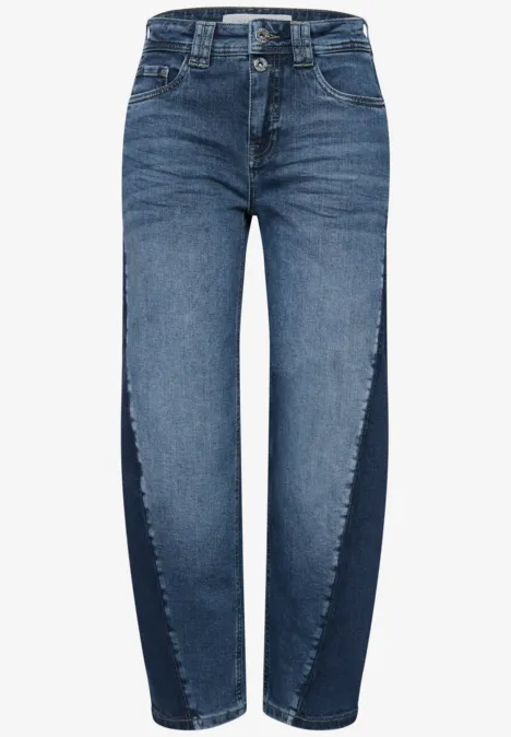 Relaxed Barrel Leg Leg Jeans im Loose Fit mid blue washed Jeanshose in Blau mit dunkleren Kontrast-Einsätzen an den Innenbeinen.