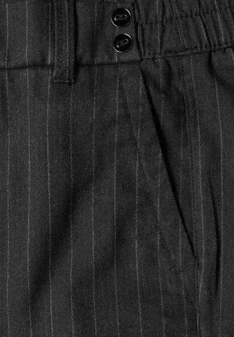 High Waist Straight Leg Hose im Casual Fit Black Nahaufnahme einer schwarzen Nadelstreifenhose mit Bund, zwei Knöpfen und seitlicher Eingrifftasche.