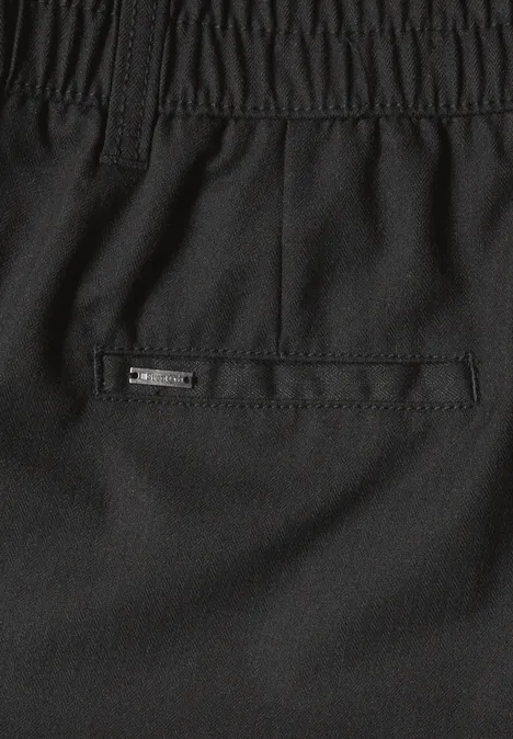 High Waist Straight Leg Hose im Casual Fit Black Schwarze Sporthose mit elastischem Bund und Reißverschlusstasche.