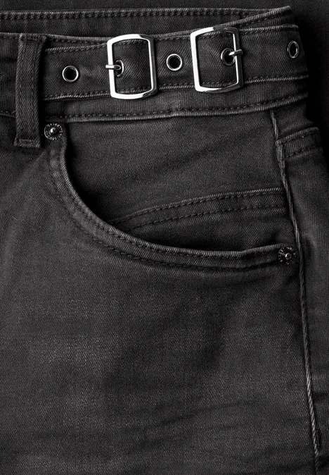 Jeans Relaxed Barrel Leg o kroju Loose Fit black washed Czarne dżinsy z pętlami na pasek, kieszenią i dwoma srebrnymi sprzączkami.