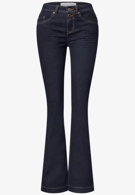 Donkerblauwe high waist jeans met uitlopende pijpen in retrostijl.