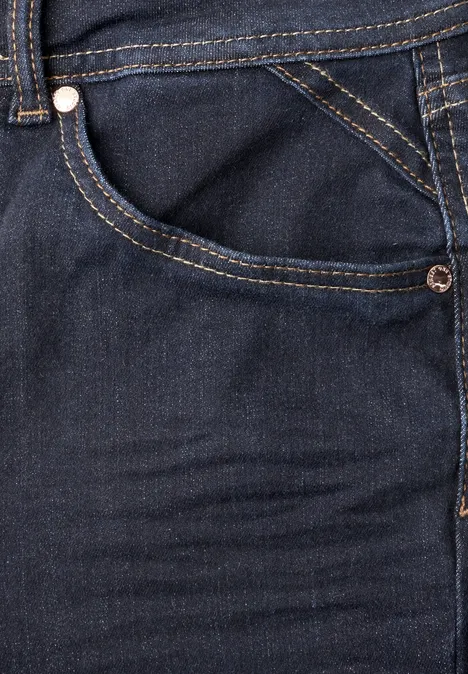 Close-up van een donkerblauwe spijkerbroekzak met zichtbare stiksels.
