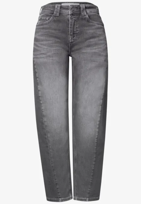 Graue High-Waist-Jeans mit geradem Bein und dezenter Waschung.