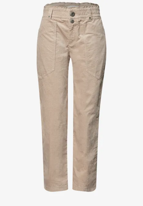 Beige Freizeithose mit elastischem Bund und Knopfverschluss.