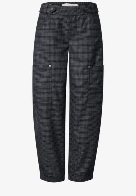Pantalon cargo gris foncé, coupe droite, poches latérales et motif léger à carreaux.