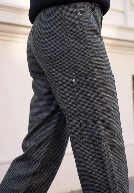 Pantalon gris à petits carreaux, ajusté aux hanches et cuisses, coupe droite ample.