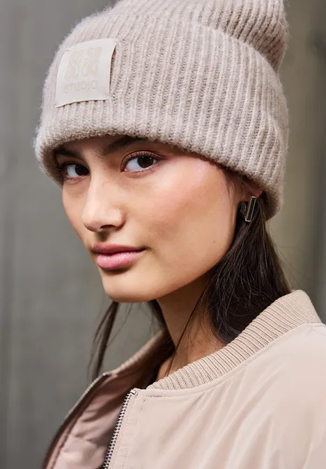 Beanie mit Badge soft beige